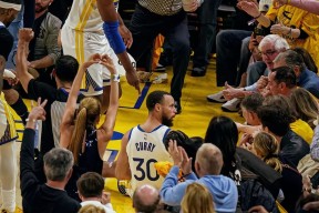 AYX-包含库里连续三场比赛得分超过惊险取胜，切尔西挑战极限！的词条