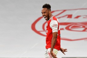 AYX-詹姆斯在阿森纳比赛中出色防守，重返赛场引发热议！观众掌声雷动的简单介绍