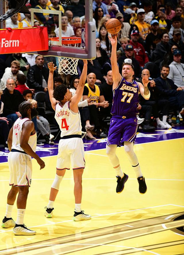 东契奇在快船比赛中比分优势明显，出色防守引发热议！的简单介绍